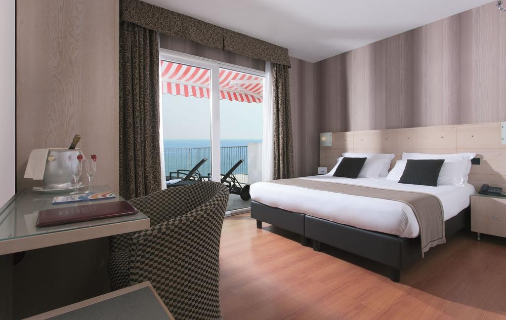 Victoria Frontemare Beach & Spa Hotel Jesolo Exterior photo