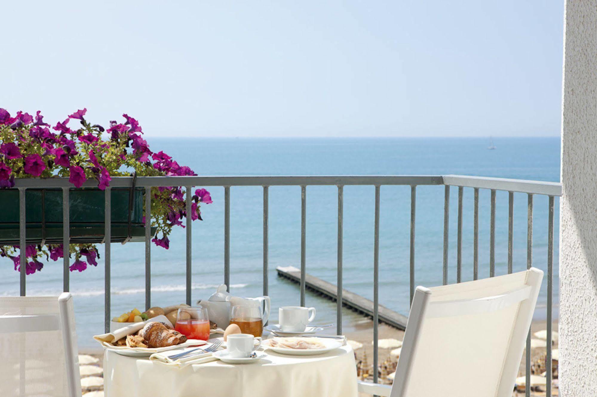 Victoria Frontemare Beach & Spa Hotel Jesolo Exterior photo